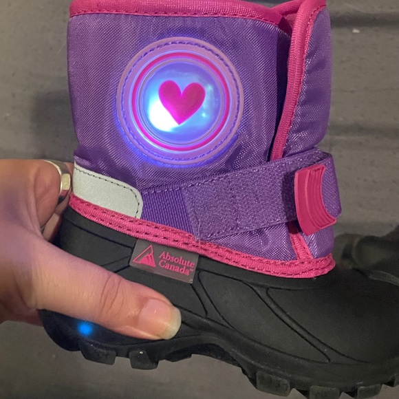Light up winter boot for a toddler - Picture 3 of 5